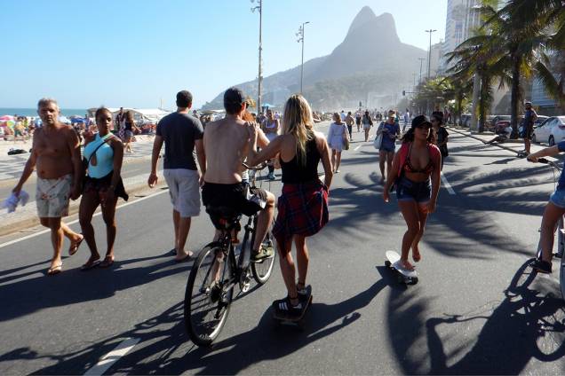 Pessoas caminham no calçadão da praia do Leblon, no Rio de Janeiro Pessoas caminham no calçadão da praia do Leblon, no Rio de Janeiro
