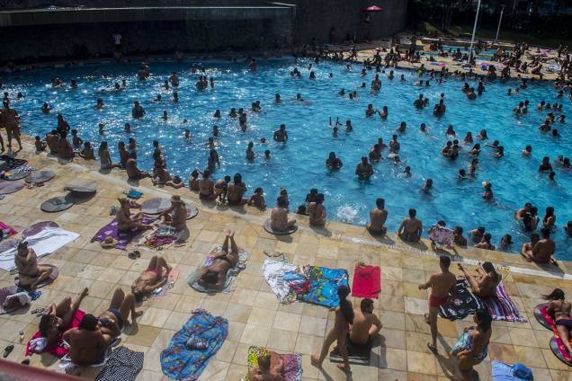 Banhistas se refrescam nas piscinas do SESC Belenzinho, em São Paulo Banhistas se refrescam nas piscinas do SESC Belenzinho, em São Paulo
