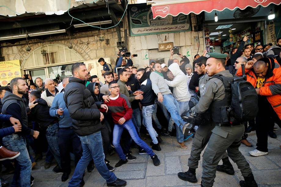 Policiais de fronteira de Israel e palestinos entram em confronto, , durante protesto intitulado  "dia de raiva", em resposta à atitute do presidente Donald Trump de reconhecer Jerusalém como capital de Israel - 08/12/2017