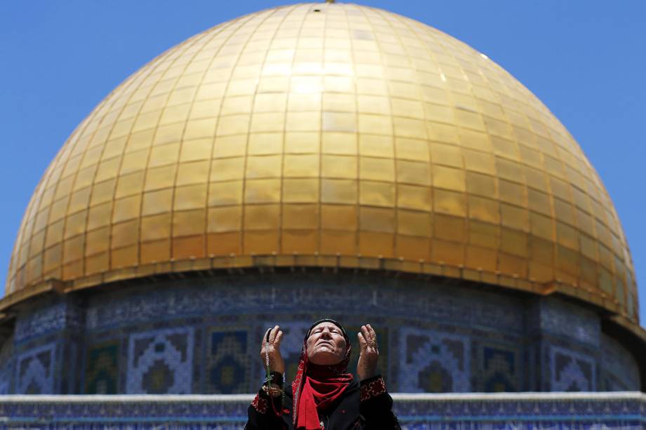 Mulher palestina reza em frente ao Domo da Rocha, na Cidade Velha de Jerusalém