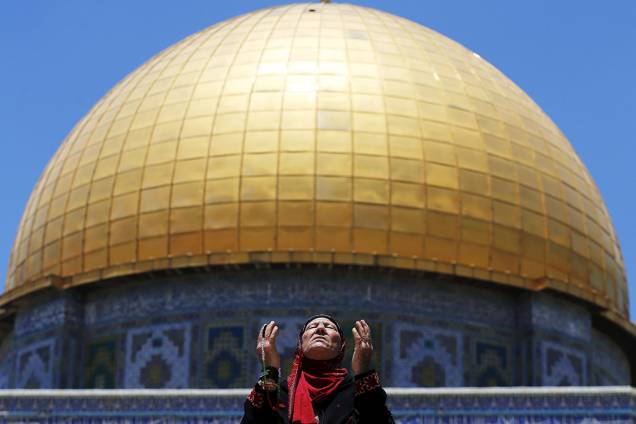 Mulher palestina reza em frente ao Domo da Rocha, na Cidade Velha de Jerusalém Mulher palestina reza em frente ao Domo da Rocha, na Cidade Velha de Jerusalém