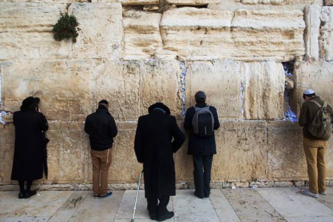 Judeus ultra ortodoxos rezam no Muro das Lamentações, em Jerusalém – 06/12/2017 Judeus ultraortodoxos rezam no Muro das Lamentações, em Jerusalém: ‘Seguros com Netanyahu’ – 06/12/2017
