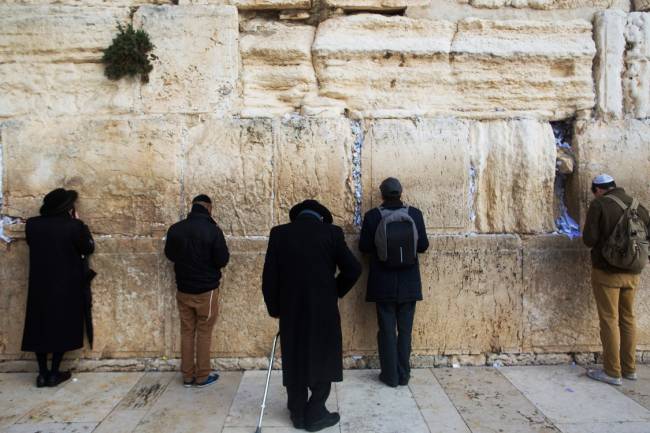 Judeus ultraortodoxos rezam no Muro das Lamentações, em Jerusalém: ‘Seguros com Netanyahu’ – 06/12/2017