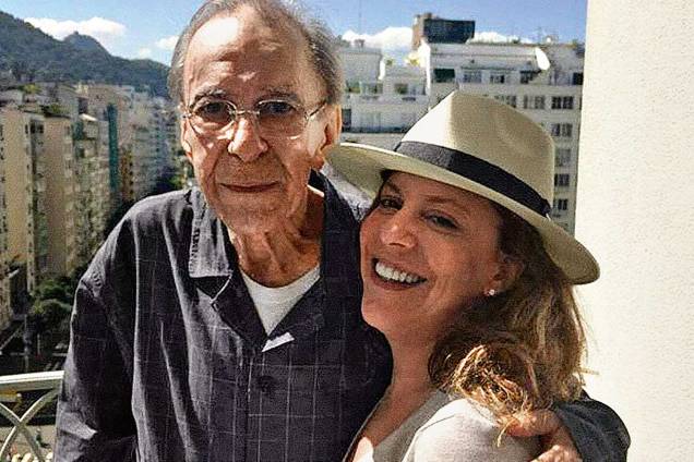 João Gilberto e sua filha Bebel Gilberto, no Rio de Janeiro, em junho de 2015 João Gilberto e sua filha Bebel Gilberto, no Rio de Janeiro, em junho de 2015