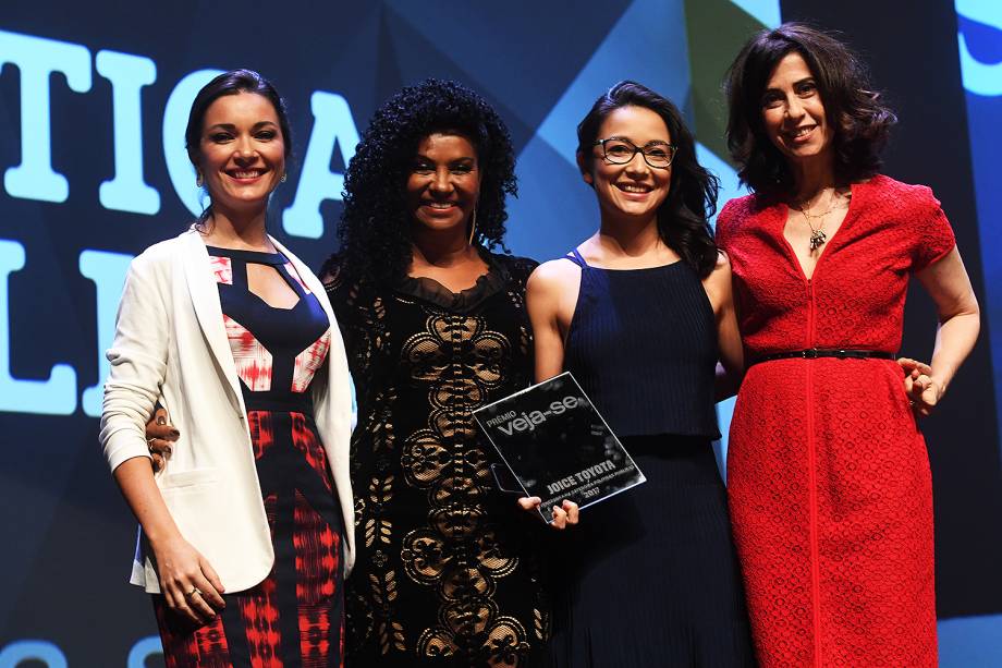 A engenheira e educadora Joice Toyota recebe o prêmio Veja-se na categoria 'Políticas Públicas'. Na foto, ao lado da mestre de cerimônias do evento, a atriz Fernanda Torres, e das responsáveis por entregar o troféu na categoria, a empresária Zica de Assis e a cientista política Ilona Szabó.