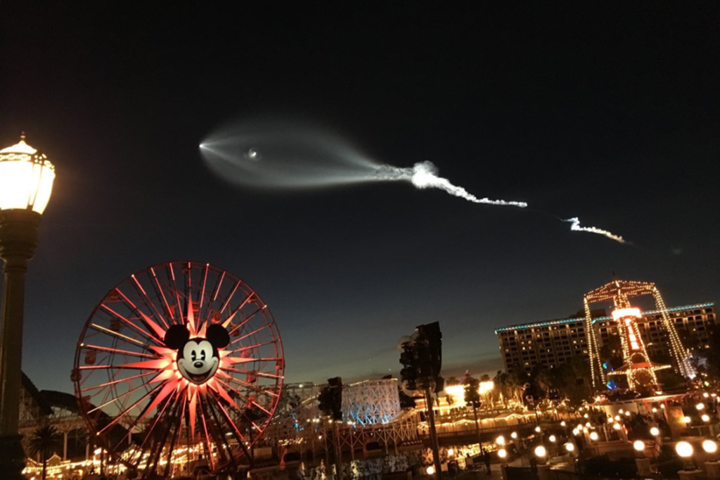 Luzes de foguete da Space X surpreendem Los Angeles