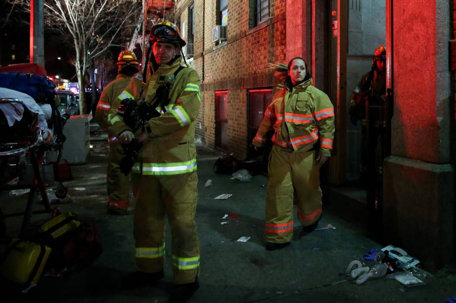 Bombeiros trabalham para controlar um incêndio e resgatar as vítimas em um edifício de apartamentos no bairro do Bronx, em Nova York - 28/12/2017