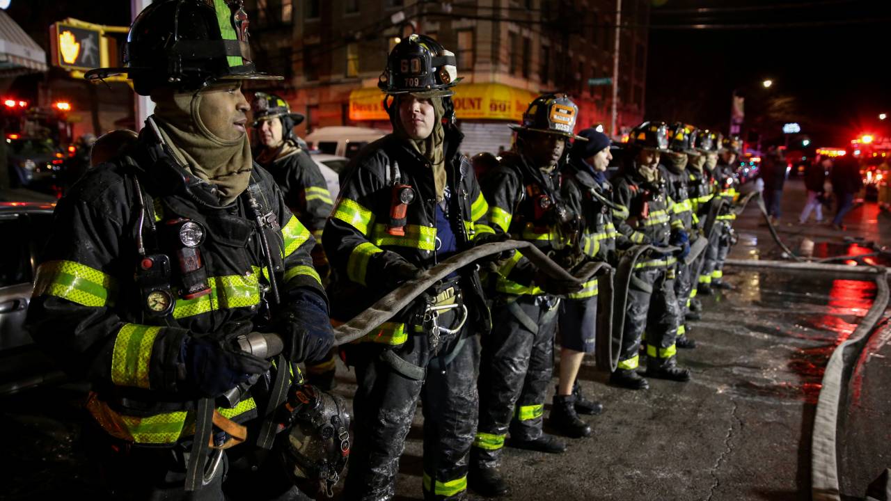 Incêndio em edifício no Bronx em Nova York