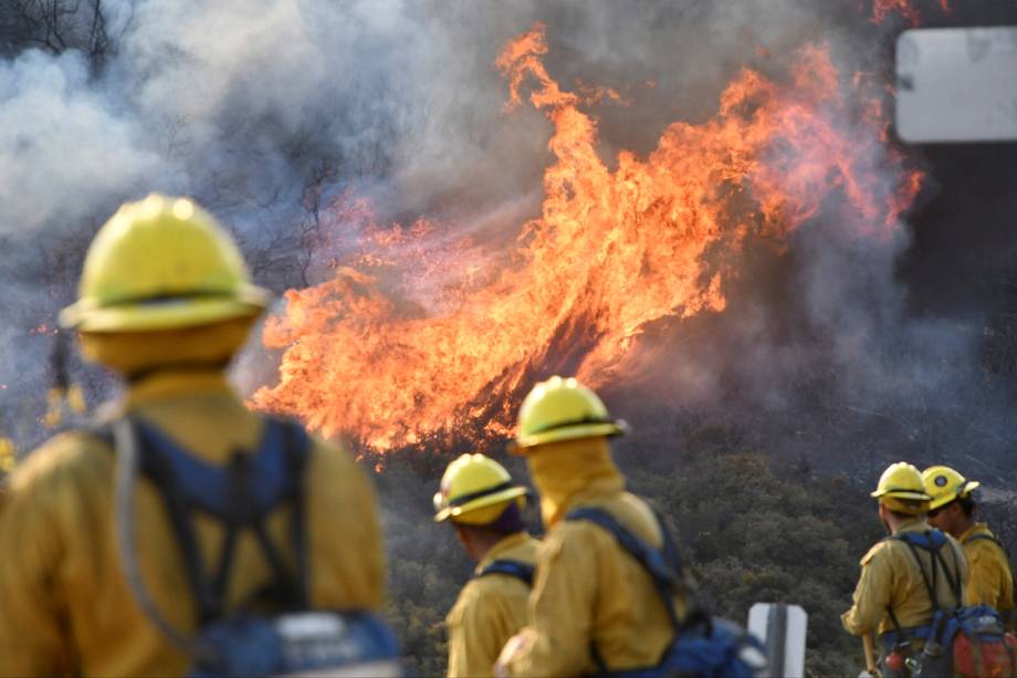 Bombeiros trabalham no combate ao incêndio florestal que atinge a região de Ojai, no estado americano da Califórnia - 09/12/2017