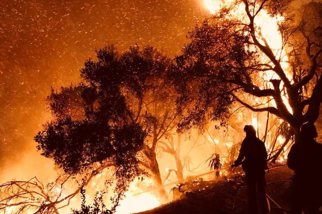 Bombeiros trabalham para conter incêndio florestal em Carpinteria, cidade localizada no estado americano da Califórnia - 10/12/2017 Bombeiros trabalham para conter incêndio florestal em Carpinteria, cidade localizada no estado americano da Califórnia - 10/12/2017