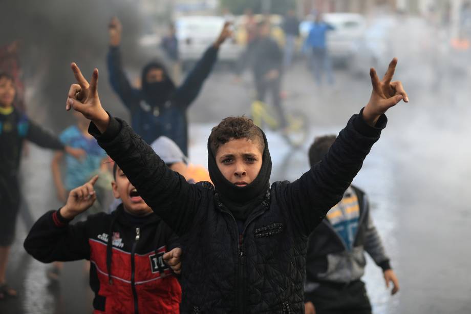 Palestinos participam de um protesto contra a decisão do presidente dos EUA, Donald Trump, de reconhecer Jerusalém como a capital de Israel, na cidade de Gaza - 07/12/2017