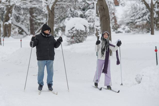 Joe Ferrera e Grace Ferrera andam de ski no meio da rodovia South Shore, durante uma nevasca recorde de dois dias em Erie, no estado americano da Pensilvânia - 27/12/2017 Joe Ferrera e Grace Ferrera andam de ski no meio da rodovia South Shore, durante uma nevasca recorde de dois dias em Erie, no estado americano da Pensilvânia - 27/12/2017