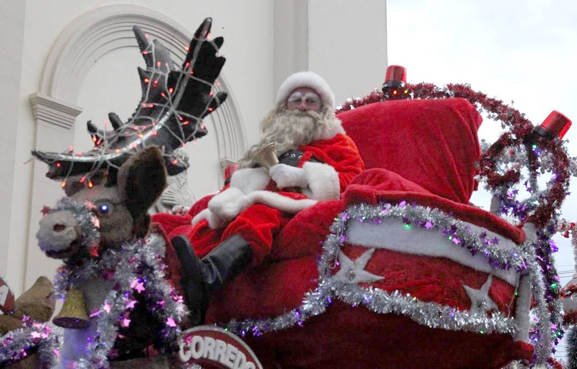 Papai Noel Luizão foi agredido por crianças por não ter mais balas pra entregar