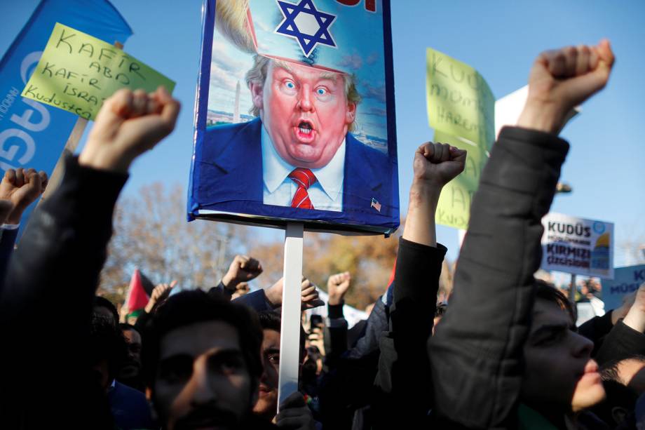 Turcos protestam contra a decisão do presidente Donald Trump de reconhecer Jerusalém como capital de Israel, em Istambul na Turquia - 08/12/2017