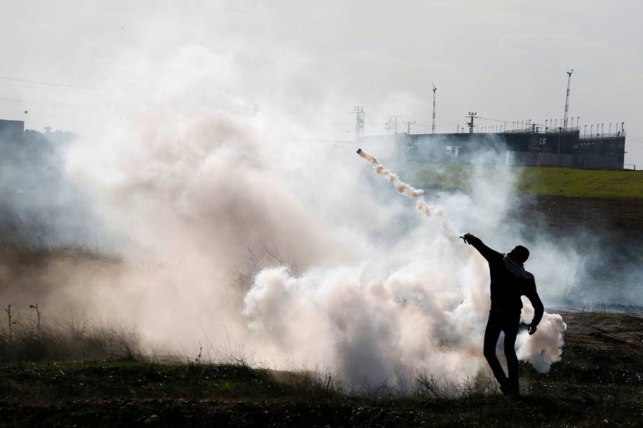 Militante palestino durante o confronto com tropas israelenses na fronteira com a cidade de Gaza, que deixou dezenas de feridos  - 08/12/2017