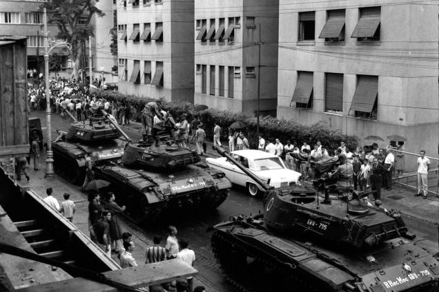 Tanques circulando nas ruas do Rio de Janeiro, concretizando a tomada do Governo pelos militares. Tanques circulando nas ruas do Rio de Janeiro, concretizando a tomada do Governo pelos militares.