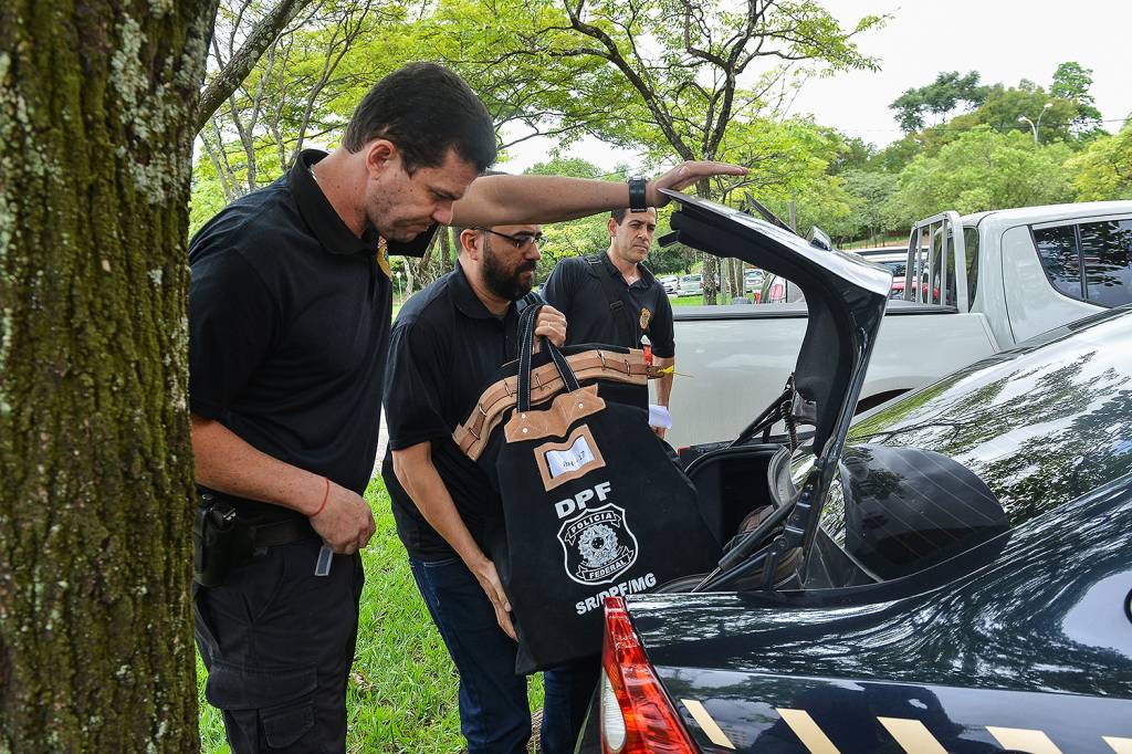 UFMG tem dia de protestos após condução coercitiva de reitor