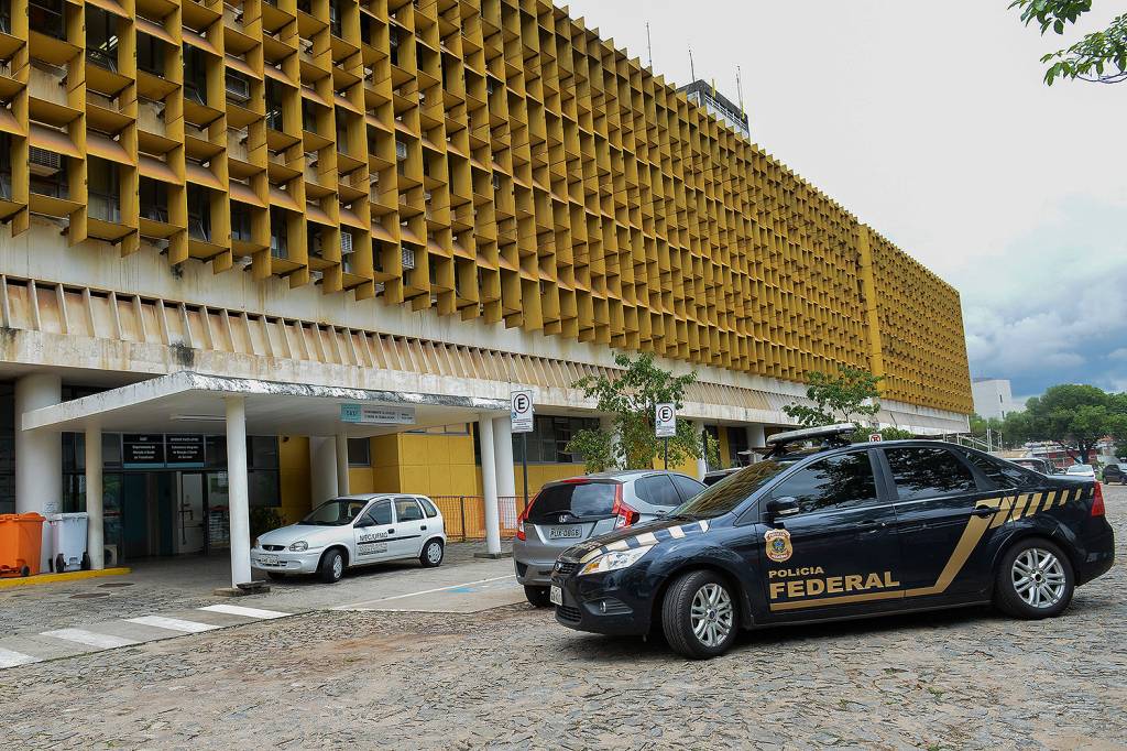 Reitor e vice da UFMG são levados para depor pela PF