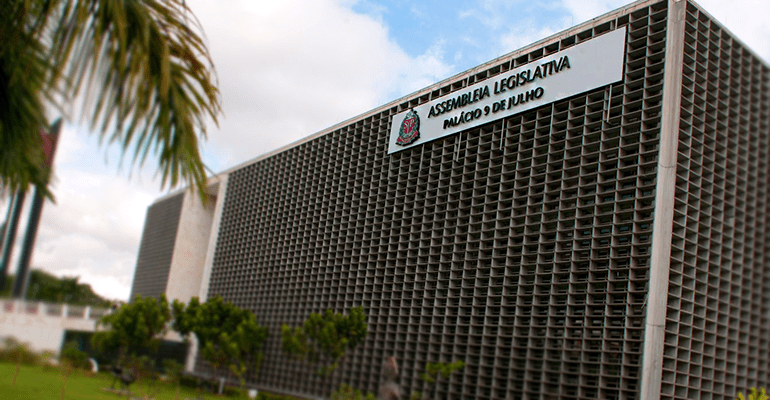 Servidores entraram com pedido judicial nesta semana