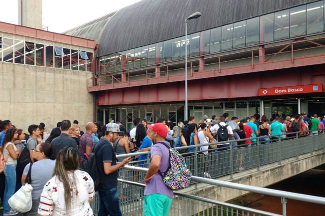 Greve no metrô provoca lotação na estação Dom Bosco da CPTM