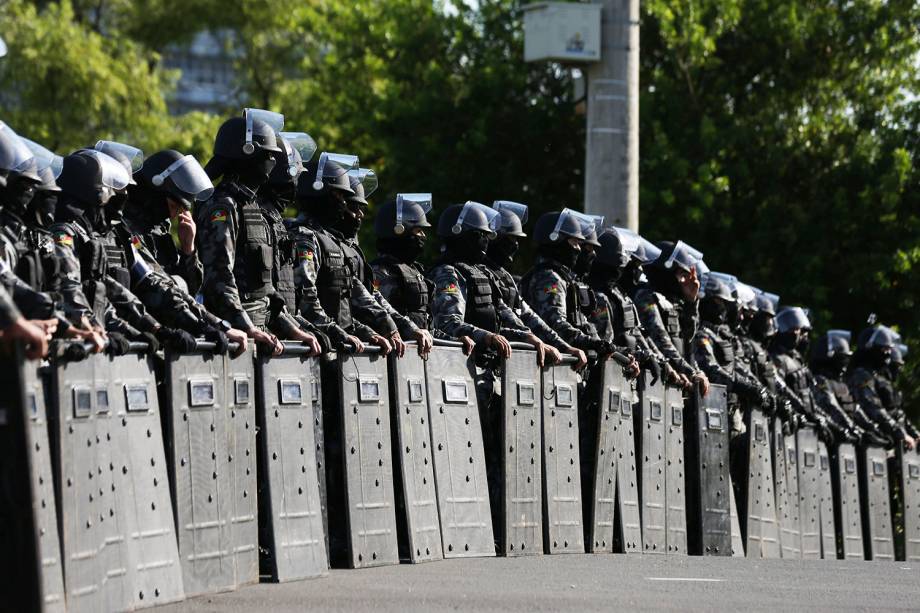 Policiais são fotografados próximos ao TRF-4 (Tribunal Regional Federal da 4ª Região), em Porto Alegre (RS) - 24/01/2018