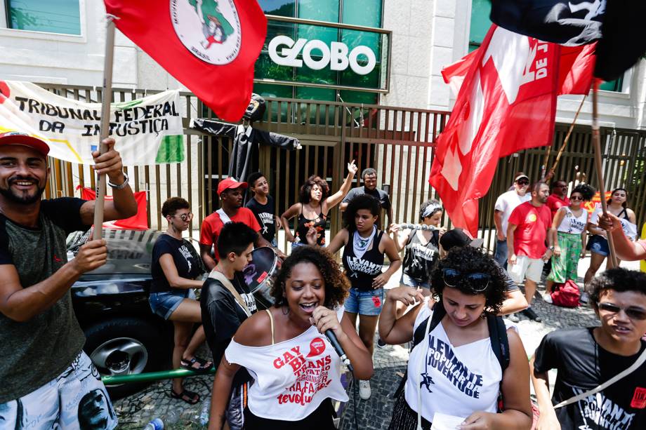 Manifestantes de diferentes grupos de apoio ao ex-presidente Lula ocupam espaço em frente a sede da Rede Globo, no Jardim Botânico, no Rio de Janeiro (RJ) - 24/01/2018