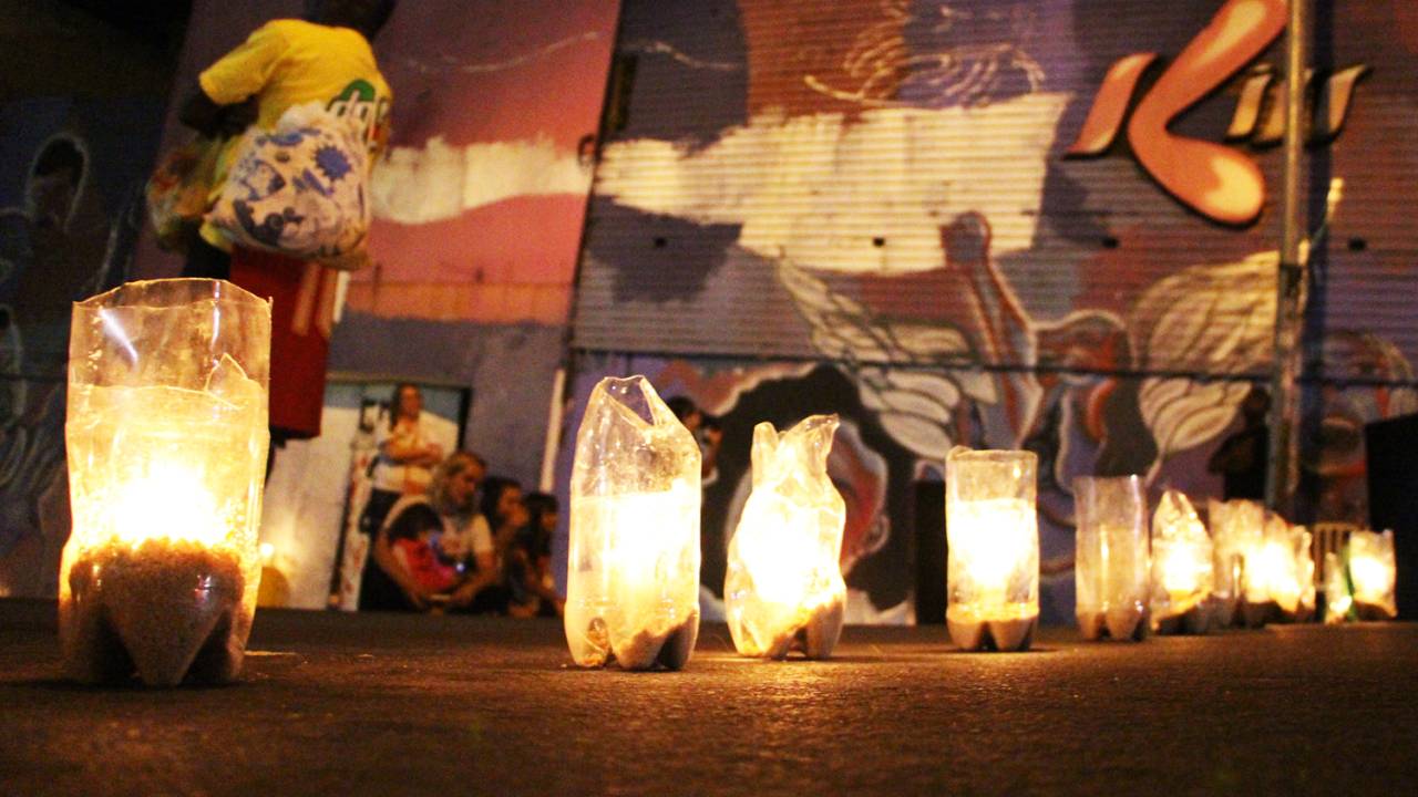 Velas são acesas em garrafas durante homenagens às vítimas do incêndio na Boate Kiss, em Santa Maria (RS), que matou 242 pessoas em 2013 - 27/01/2018