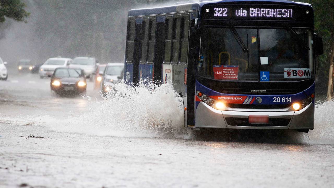 Forte chuva causa estragos na região de Pinheiros, em São Paulo (SP) - 21/01/2018