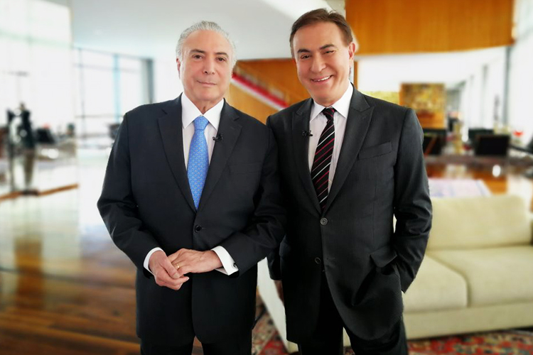 O apresentador Amaury Jr. entrevista o presidente da República, Michel Temer, em sua estreia na Band
