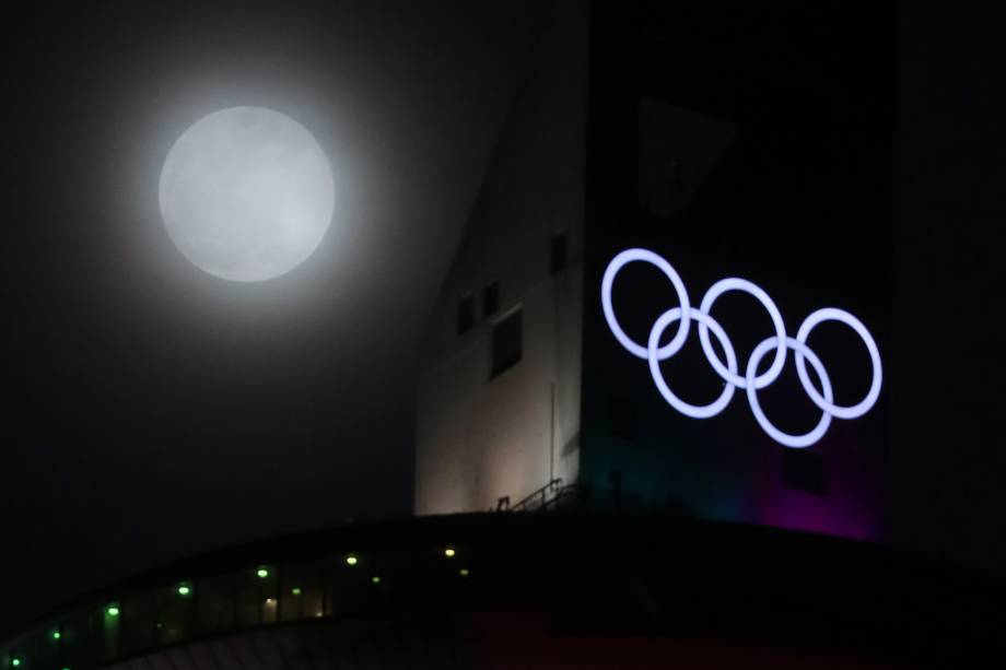 Superlua azul de sangue é vista atrás da pista de esqui em Pyeongchang, sede dos Jogos de Inverno 2018, na na Coreia do Sul Superlua azul de sangue é vista atrás da pista de esqui em Pyeongchang, sede dos Jogos de Inverno 2018, na na Coreia do Sul