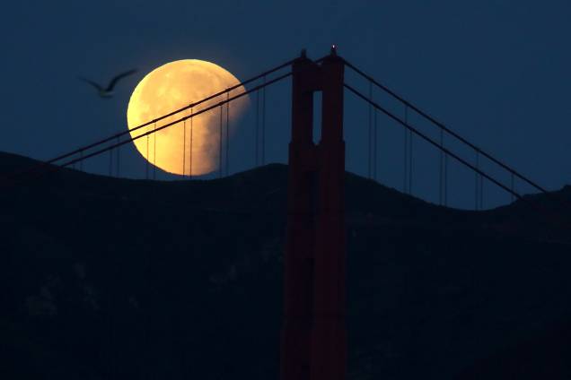 Superlua azul de sangue é vista atrás da Ponte Golden Gate, em São Fransisco Superlua azul de sangue é vista atrás da Ponte Golden Gate, em São Fransisco