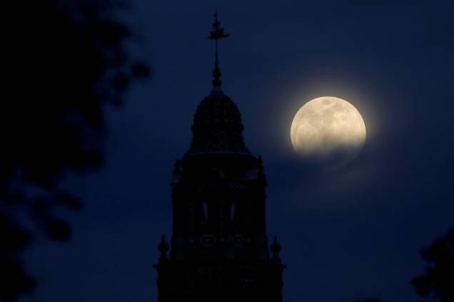 A blue moon rises over Balboa Park's California Tower in San Diego, California, U.S., January 30, 2018. REUTERS/Mike Blake TPX IMAGES OF THE DAY A blue moon rises over Balboa Park's California Tower in San Diego, California, U.S., January 30, 2018. REUTERS/Mike Blake TPX IMAGES OF THE DAY