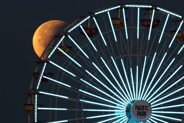 Superlua azul de sangue é vista atrás de uma roda-gigante em Santa Monica, Califórnia Superlua azul de sangue é vista atrás de uma roda-gigante em Santa Monica, Califórnia