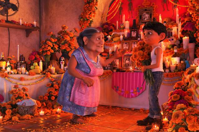 Abuelita e Miguel asseguram que sua casa seja adornada para o Dia dos Mortos Abuelita e Miguel asseguram que sua casa seja adornada para o Dia dos Mortos