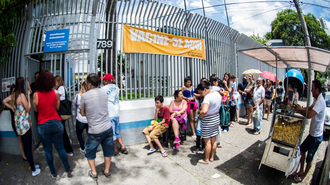 Fila para vacinação contra Febre Amarela