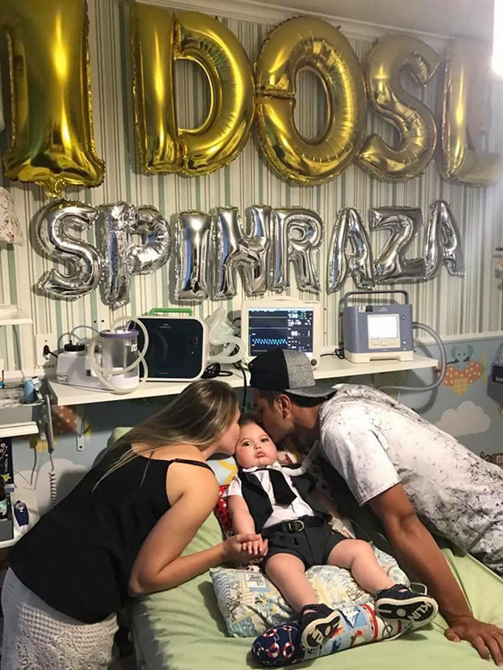 Os pais de Jonatas, Aline e Renato Openkoski, com o bebê Os pais de Jonatas, Aline e Renato Openkoski, com o bebê