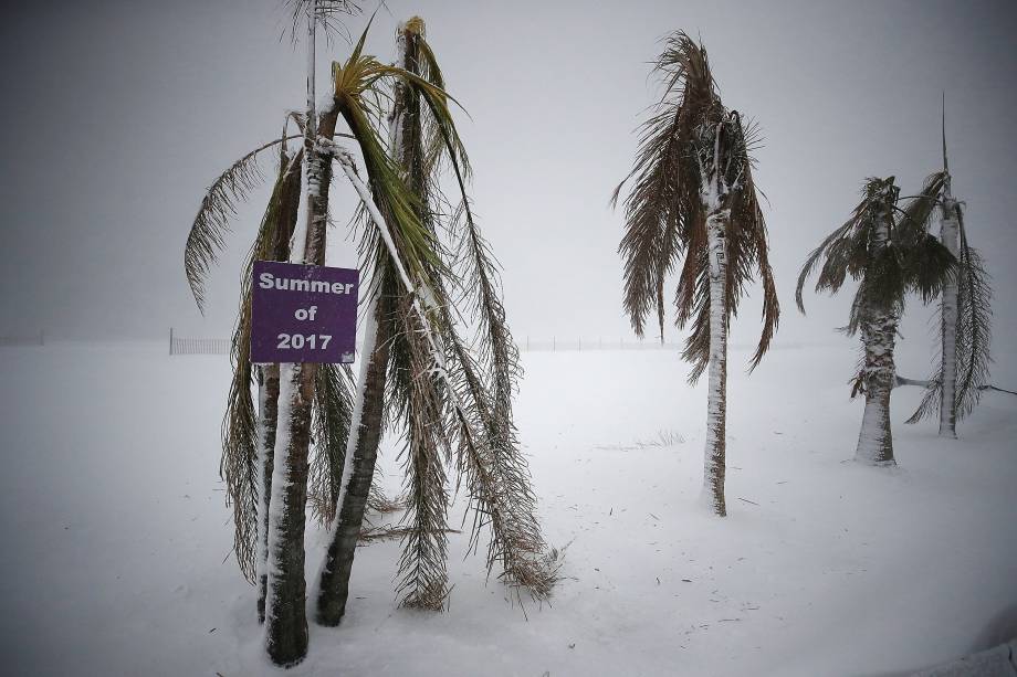 A neve cobre uma praia em Ocean City, no estado americano de Maryland, depois que a cidade foi atingida com uma forte tempestade de inverno - 04/01/2018