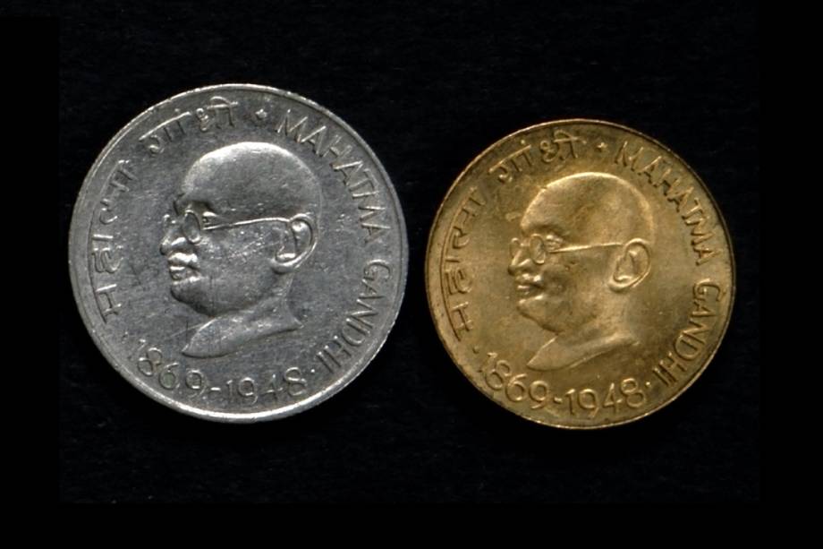 Moedas com o rosto de Mahatma Gandhi