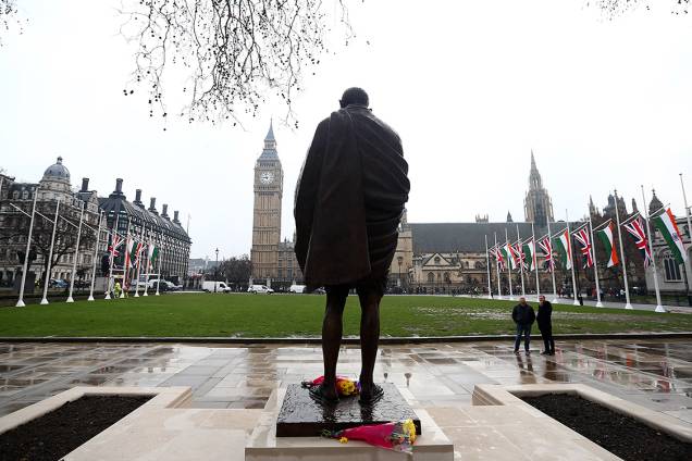 Estátua de Mahatma Gandhi na Praça do Parlamento, em Londres Estátua de Mahatma Gandhi na Praça do Parlamento, em Londres