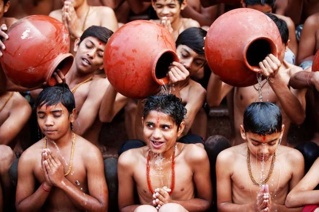 Imagens do dia – Cerimônia religiosa na Índia Estudantes tomam banho sagrado no mês hindu de Magh, em Ahmedabad, na Índia – 01/01/2018