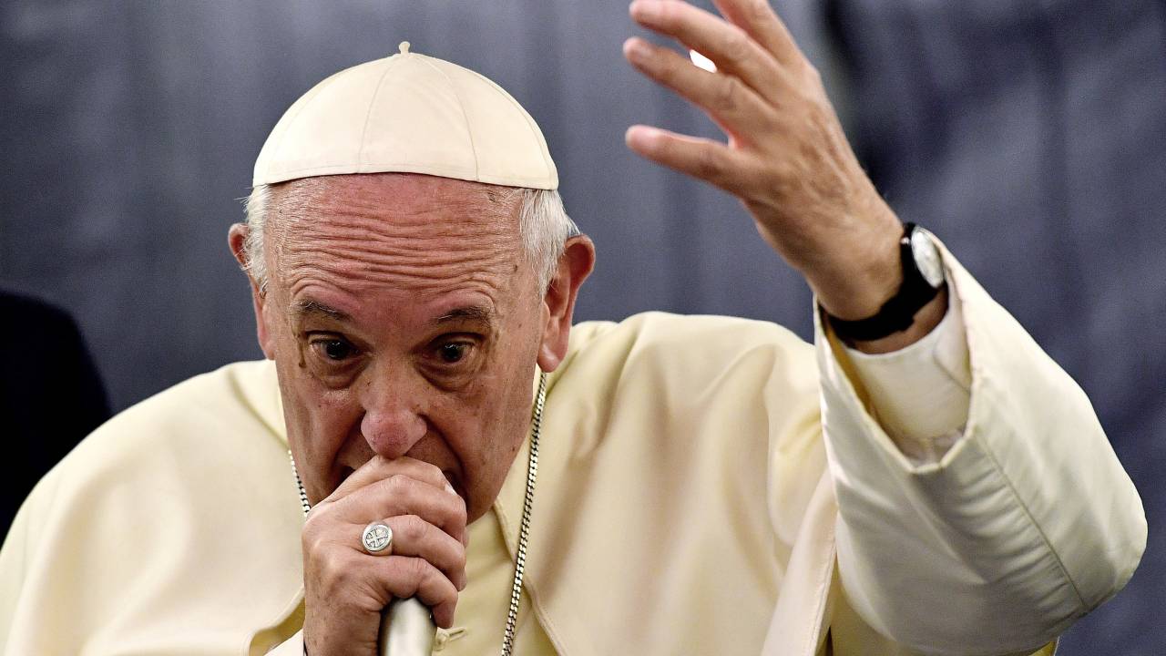 Imagens do dia - Papa Francisco durante coletiva em avião