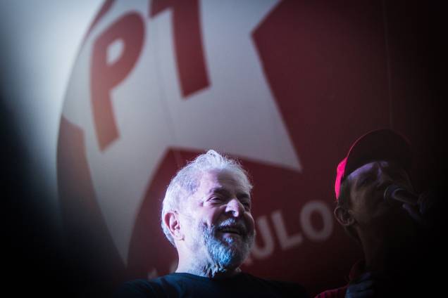 No dia de sua condenação, em Porto Alegre, o ex-presidente participou de um ato em defesa de sua candidatura à presidência, na Praça da República, no centro de São Paulo. No dia de sua condenação, em Porto Alegre, o ex-presidente participou de um ato em defesa de sua candidatura à presidência, na Praça da República, no centro de São Paulo.
