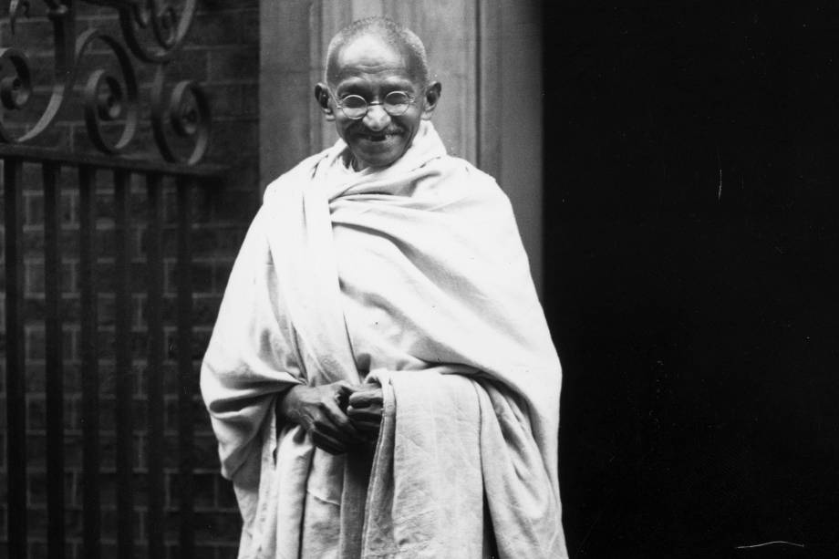 Mahatma Gandhi do lado de fora do escritório do primeiro-ministro do Reino Unido, na Downing Street, durante sua viagem pelo Reino Unido, em 1931