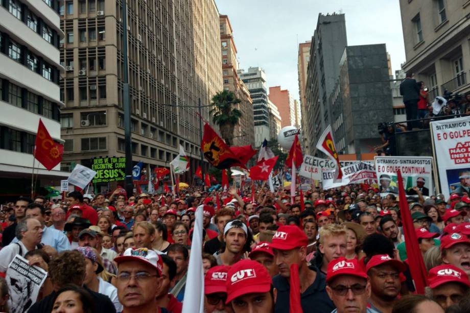 Manifestantes participam de ato pró-Lula em Porto Alegre na véspera do julgamento do ex-presidente - 23/01/2018