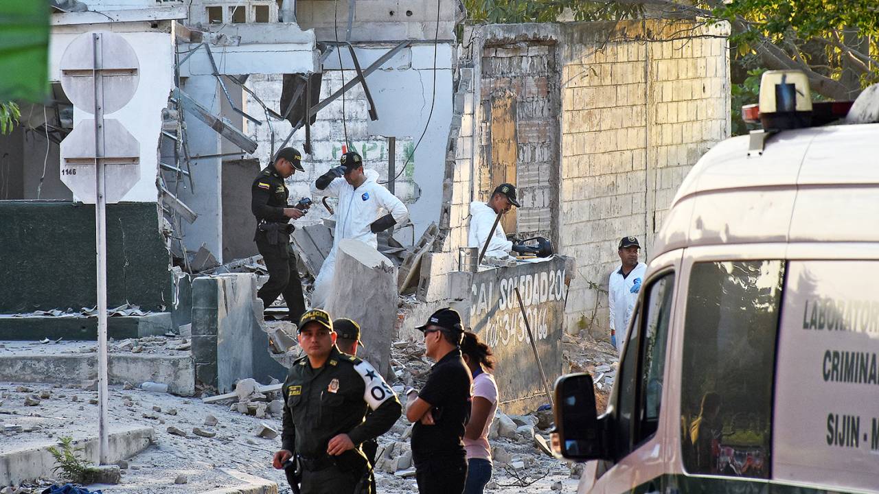 Policiais realizam patrulha próximo de delegacia que foi atacada em Barranquilla, na Colômbia - 28/01/2018