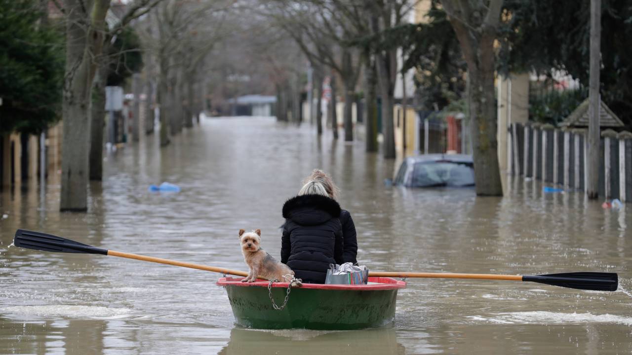 Inundação do rio Sena provoca enchentes em Paris