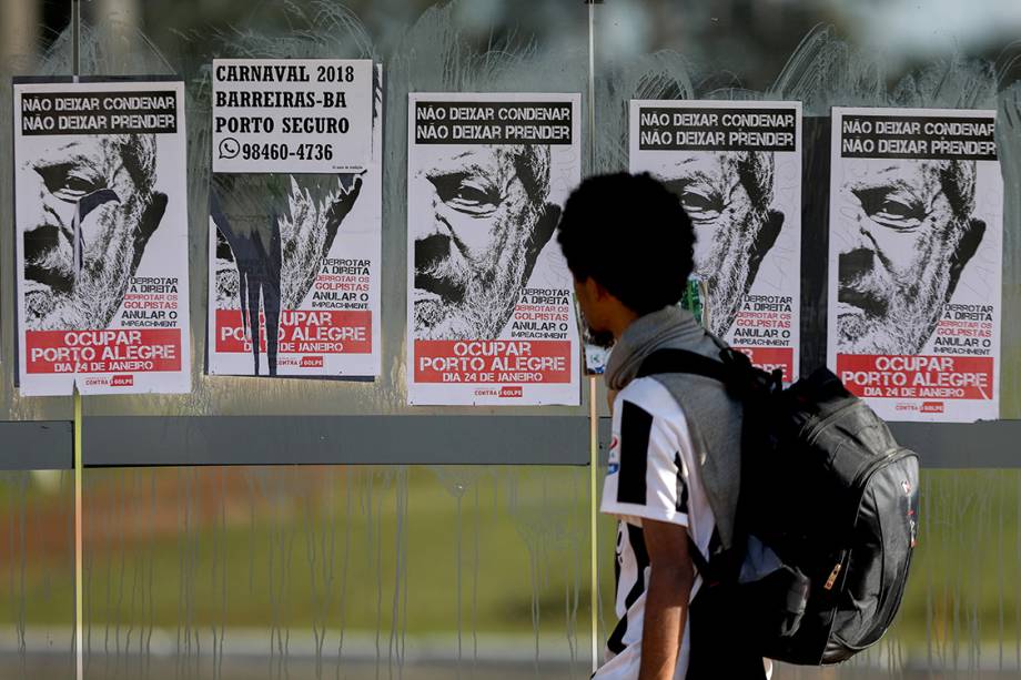 Cartaz em apoio ao ex-presidente Lula é visto em Brasília - 23/01/2018