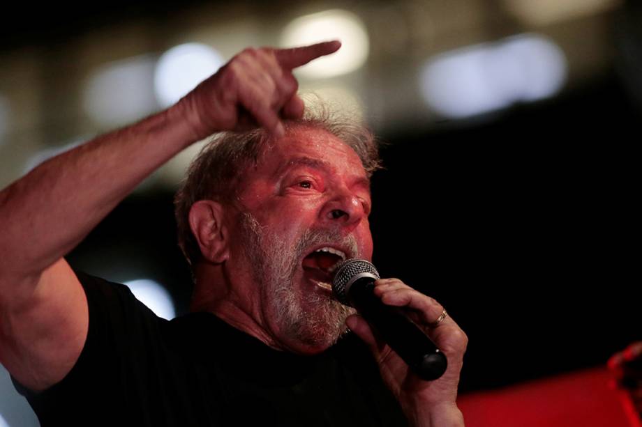 O ex-presidente Lula fala durante ato no centro de São Paulo, após seu julgamento