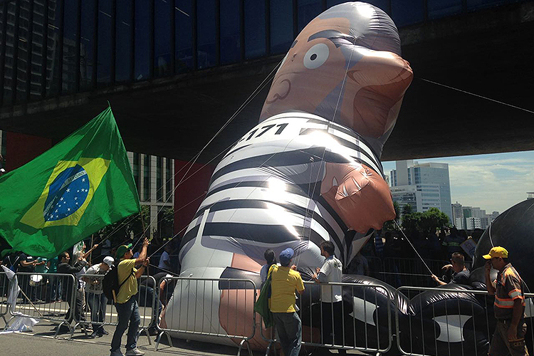 Manifestantes a favor da condenação do ex-presidente Lula inflam o boneco Pixuleco durante ato na Avenida Paulista - 24/01/2018