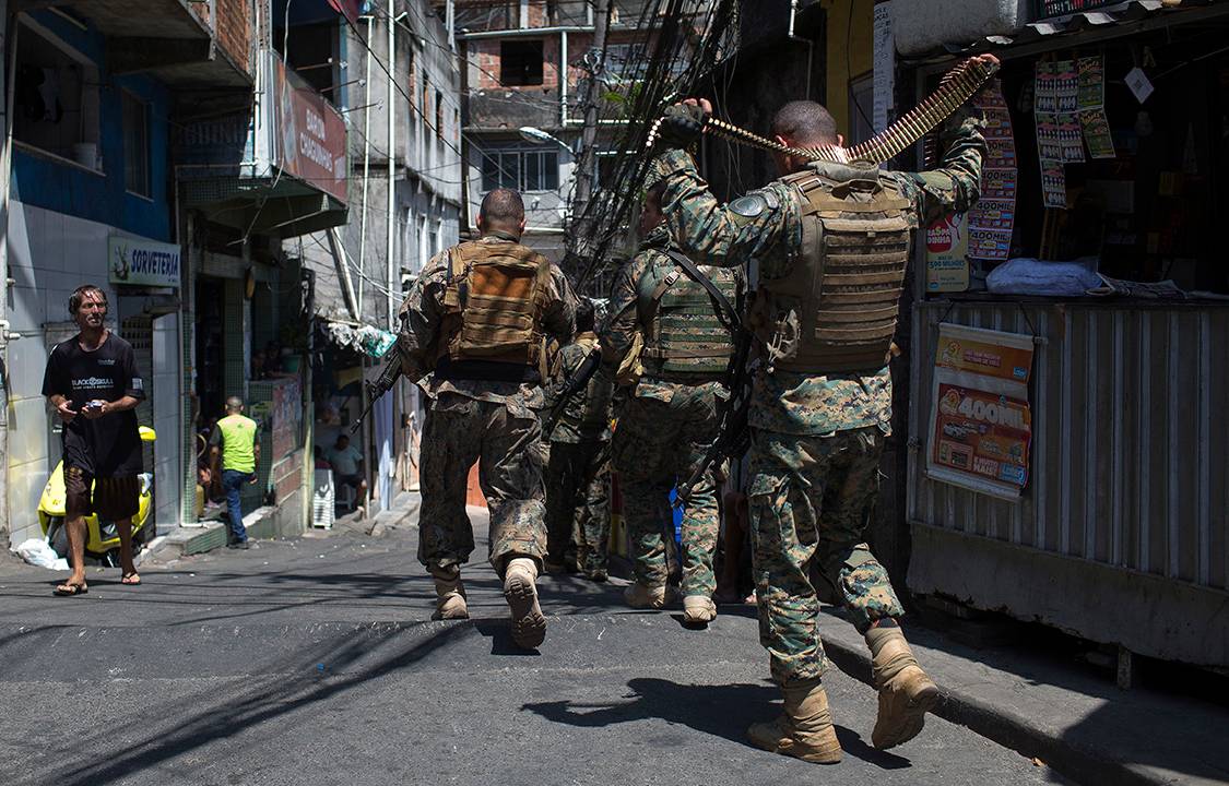 Soldados do BOPE patrulham as ruas da comunidade da Rocinha, no Rio de Janeiro